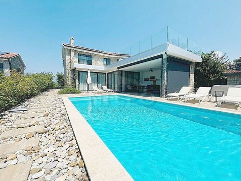 In Jakišnica auf der Insel Pag steht eine luxuriöse, zweistöckige Villa mit Pool und Meerblick zum Verkauf. Es hat einen Grundriss von 150 m2. Es ist von einem 434 m2 großen Garten mit Steingrill, Sommerküche, elektrischer Dusche, einem Pavillon mit ...