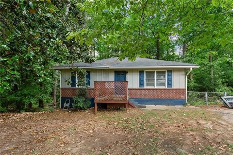 Single level house on a double lot in a prime Smyrna location! 3 bedrooms, 1 bathroom on an unfinished basement. Fenced backyard. Off-street parking. High volume of traffic. Located just minutes to the interstate, East-West Connector, Smyrna Market V...