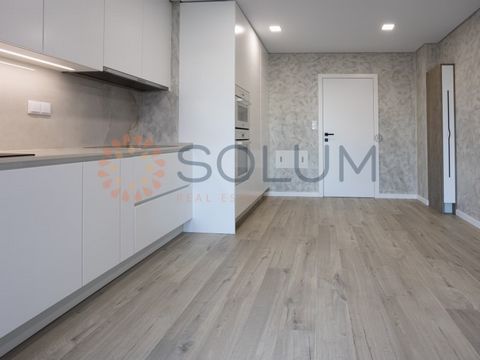 4 bedroom flat, located on a 2nd floor. in Montijo. Very spacious, with quality finishes and great location, it is less than 5 minutes from the access to the Vasco da Gama Bridge and the city centre. The large living room opens onto a pleasant balcon...