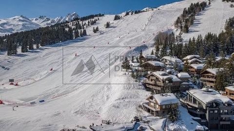 Plongez dans l'atmosphère chaleureuse et raffinée de Courchevel avec ce chalet d'exception, conçu pour combler tous vos désirs. Niché dans l'un des quartiers les plus en vogue de la station, cette résidence offre un havre de paix où luxe et confort s...