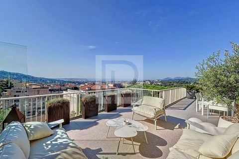 [SOLE AGENT] In a residence with swimming pool and park, very nice top floor apartment of 96m² offering a magnificent view on California, the islands and the sea and Esterel as well as a vast terrace of 78m². Bright living room, fitted kitchen with i...
