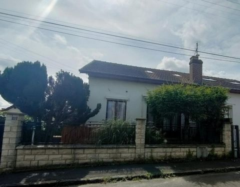 A Bornel, maison à renover comprenant: Sas d'entrée, cuisine, salon, salle à manger avec cheminée, 1 chambre, 1 pièce passante. A l'étage, 1 salle de bains avec WC, 1 chambre, 1 bureau et 1 grenier aménageable. Le tout édifié sur un terrain de 580 m2...