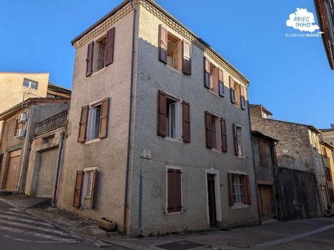 Arièg'immo vous propose cette maison de village d'environ 115 m² sur 3 niveaux. Située dans une rue calme du centre historique de la Bastide de Sérou, cette bâtisse en pierre est disposée de la façon suivante: Au rez-de-chaussée : Salon/séjour, cuisi...