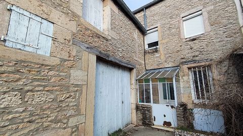 Au cur du bourg de Marsannay-la-Côte, où lon retrouve toute lactivité viticole, avec de nombreux vignerons et un patrimoine bâti ancien et authentique, venez vite découvrir cette charmante maison pleine de potentiel et à rénover selon vos envies ! La...