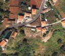 Terreno misto com moradia em estado de ruína, inserido num lote de 1325m2. A estrutura da moradia é de pedra negra típica madeirense, localizada a dois passos da Casa de Chá do Faial. Tem bonitas vistas sobre o mar e a montanha, sendo um local ideal ...