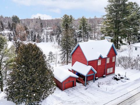 Located in a peaceful area, this magnificent house offers a breathtaking view of the lake and an intimate setting thanks to its wooded lot. Ideal for those looking for both tranquility and accessibility, it is close to all the essential services with...