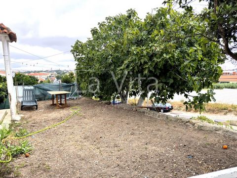 Moradia em terreno com 600 m2, com vista desafogada. Rana, Cascais. Lote de terreno com 600 m2, vista panorâmica até ao mar, a menos de 2 Km da praia da Parede e menos de 1 Km do acesso á autoestrada A5. Atualmente a moradia tem 4 quartos mais cave, ...