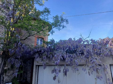 Située à Villefranche-de-Rouergue , cet ensemble de maisons offre un cadre privilégié bénéficiant d'une vue exceptionnelle sur la bastide.
