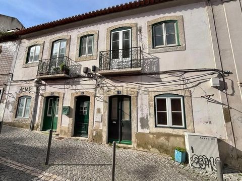 Apresentamos este edifício para uma remodelação total, com projetos de especialidade já aprovados, situado no coração de Cacilhas, próximo à icônica Rua Cândido dos Reis. Construído em 1817, este prédio está localizado em uma Zona de Reabilitação Urb...