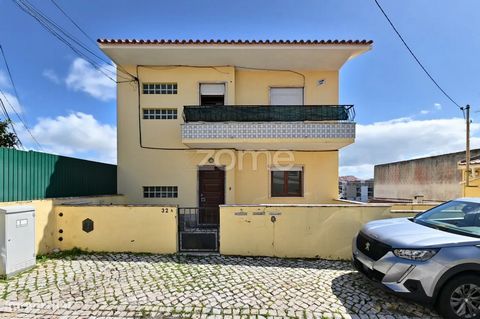 Identificação do imóvel: ZMPT575869 PRÉDIO PARA INVESTIMENTO Prédio de três pisos em propriedade total, inserido num terreno com 319m², situado Tires, São Domingo de Rana. O edifício é composto por 3 apartamentos de tipologia T2, além de 2 anexos de ...