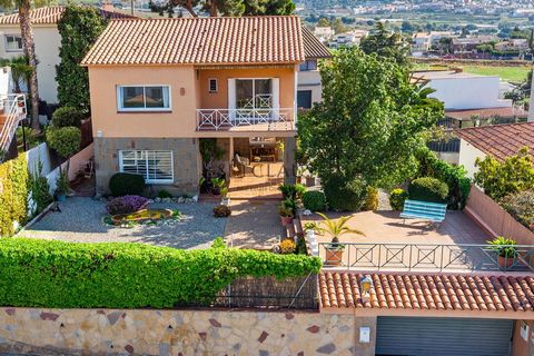 Enamórate de la luz, la calma y las vistas infinitas en esta casa independiente en Alella. Con orientación privilegiada y sol todo el día, esta vivienda ofrece un entorno de absoluta tranquilidad, sin ruidos y con vistas abiertas al mar, las viñas y ...