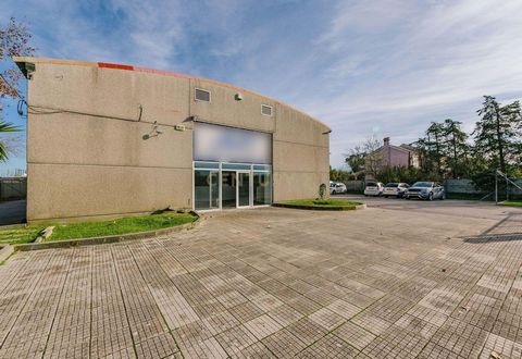 Potencial das instalações para atividade industrial, serviços de logística ou outros serviços Imóvel localizado na zona de Pinhal Novo, com area total de 5.000 m2, destinado a armazém com escritórios, com area coberta de 2.220 m2 , possui amplo logra...