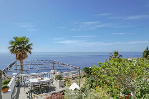 Cumbre Villas presenta esta bonita casa en la urbanización Alfa-Mar en Salobreña. La vivienda se distribuye en dos niveles. En la planta superior se ubica la casa principal, que dispone de un salón-comedor con chimenea y cocina integrada, dos habitac...