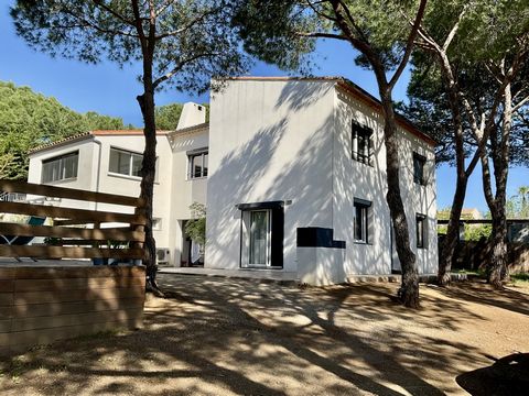 In Cap d'Agde, in the very popular district of Maraval, completely renovated villa enjoying a sea view and located on a plot of 977 m2. The house has on the first floor a spacious entrance, a large living room with fireplace, a bright living room, a ...