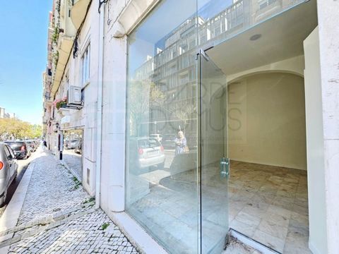 Acogedora tienda situada en una zona privilegiada de Lisboa. Tienda a pie de calle con 30,5 m2, con amplio salón comedor y pequeño baño. Dispone de una pequeña ventana en la parte trasera para facilitar la circulación del aire. Esta ventana da a la p...