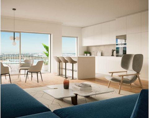 Apartamento T3, no Seixal (Grande Lisboa), em condomínio fechado com piscina panorâmica comum na cobertura, onde a espaçosa e luminosa sala comunica, através de amplas janelas, com a varanda exposta a Nascente e o tão desejado espaço exterior. A cozi...