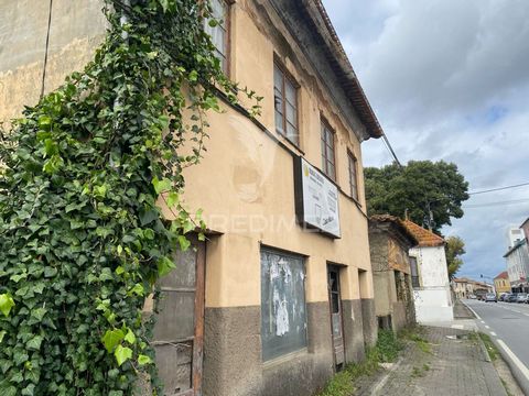 Propriedade única, ideal para investidores visionários que procuram um projeto de reabilitação e ampliação.  Localizado estrategicamente na estrada principal IC2, na zona da Malaposta, este imóvel é composto por dois artigos que totalizam 1.800m², of...