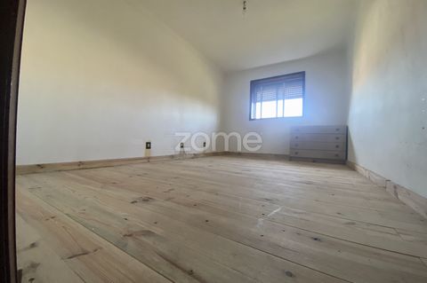 Identificação do imóvel: ZMPT574546 Moradia T5, com 2 quartos no r/ch, cozinha, sala, casa de banho e espaço para arrumos e ainda zona de lavandaria. Já o 1º andar oferece, à origem, 3 quartos, uma casa de banho e uma sala de visitas. A necessitar de...
