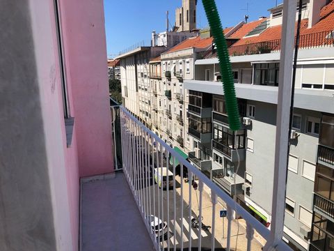 Excelente T4 , transformado em T3 , com suite , totalmente remodelado , com cozinha equipada . Com vista desafogada . Centro de Lisboa Junto à Praça do Chile . Metro - Arroios ou Saldanha .