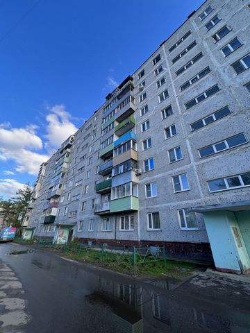 Арт. 95641148 br Продаётся уютная двухкомнатная квартира площадью 43,5 квадратных метра на 9/9 эт. панельного дома, построенного в 1978 году. В квартире выполнен косметический ремонт, имеется раздельный санузел, лоджия, откуда открывается вид на сосн...