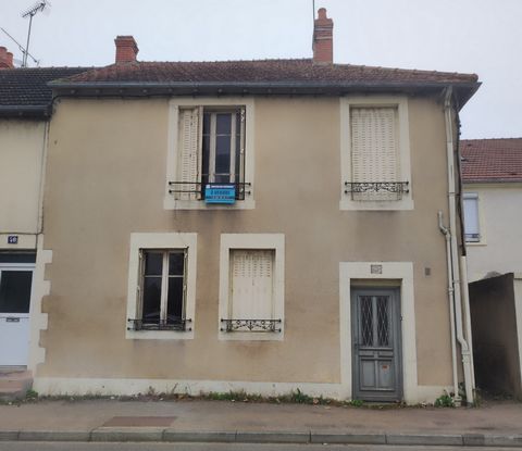 IMMOBILIER NIVERNAIS is pleased to introduce you to a house in the town of Nevers, close to shops and schools. It consists on the ground floor: an entrance, a living room with fireplace, a kitchen, an office and a storage room A staircase leads to a ...