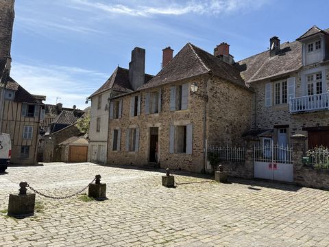 Maison de caractère à rénover  en plein cur historique de Saint-Yrieix-la-Perche, face à la Collégiale