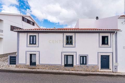 Descubra esta encantadora casa em Lisboa, Cadaval, por apenas 165.000. Com uma área generosa de 231m², esta propriedade oferece um espaço ideal para famílias que procuram conforto e tranquilidade, sem abrir mão da proximidade com a cidade. A casa dis...