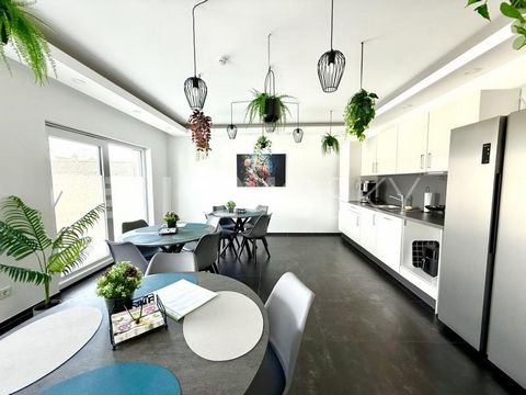 Dieses beeindruckende, dreigeschossige Zweifamilienhaus wurde komplett saniert und bietet Ihnen ein luxuriöses Wohngefühl mit Erstbezugsqualität. Sie haben die Möglichkeit, eine Wohneinheit zu vermieten oder mehrere Generationen unter einem Dach zu v...