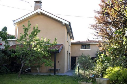 Idéale pour une grande famille, implantée proche du centre de Saint-Chamond et des axes principaux, vous serez séduit par cette maison de charme, alliant les avantages de la vie urbaine et la quiétude d’un environnement bucolique.