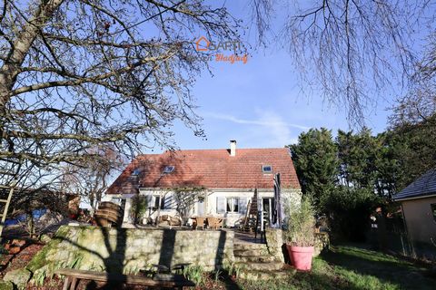 Dans un charmant village à proximité de Vernon, sur un terrain clos d'environ 1200m2 au calme, maison récente de 2008 (classée C) comprenant une entrée, un séjour double avec cuisine ouverte de +50m2 et insert à bois, une chambre, une salle de douche...