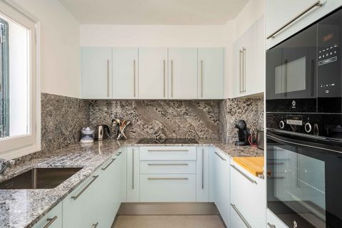La encantadora villa presenta un entorno exterior idílico, donde los huéspedes pueden disfrutar de extensas zonas ajardinadas, perfectas para relajarse y disfrutar de la naturaleza. Además, ofrece áreas con porche y una barbacoa, ideales para organiz...