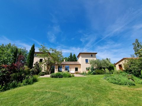 Bel ensemble immobilier de qualité . Face aux pyrénées .