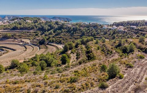 In the beautiful town of TeuladaMoraira, an extraordinary rustic plot is available that will undoubtedly capture your attention. This spacious parcel, located in a privileged environment, offers the opportunity to build the house of your dreams and e...
