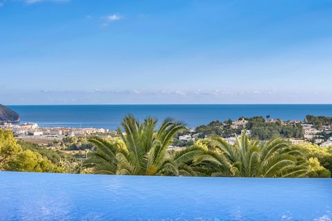Komfort und Stil am Pool Diese einladende Villa in Moraira verbindet modernen Komfort mit einem entspannten Aufenthalt im Freien. Dank Klimaanlage in allen Schlafzimmern sowie im Wohn- und Essbereich wirkt der Innenraum kühl und einladend. Die Villa ...