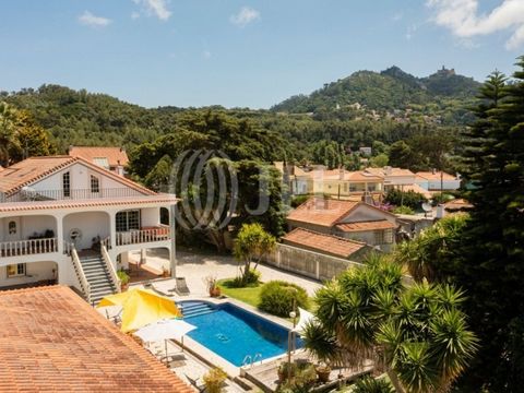 Moradia T5 +1 com 480 m2 de área bruta privativa e vista para a serra de Sintra, inserida em lote de 1.675 m2, na Ribeira de Sintra. A casa principal distribui-se da seguinte forma, no piso zero encontramos uma sala ampla com kitchenette, lavandaria,...