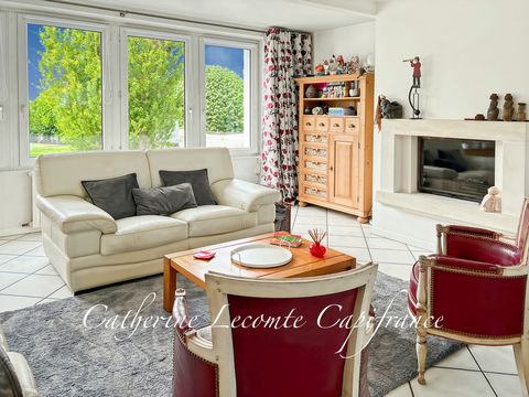 Véritable coup de cur ! AUCUN TRAVAUX A PREVOIR ! A 2 pas de la mer, avec une vue dégagée sur un jardin, je vous invite à découvrir cette magnifique maison de caractère de 180 M2 habitables, baignée de lumière, avec des volumes exceptionnels et son c...