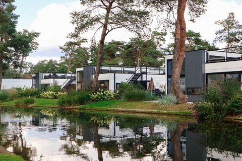 Deze vakantievilla ligt op het ruim opgezette vakantiepark Resort De Zanding, omringd door natuurgebieden, waaronder het Nationale Park De Hoge Veluwe, op 19 km. ten noordwesten van de gezellige stad Arnhem. Het kleinschalige centrum van Otterlo ligt...