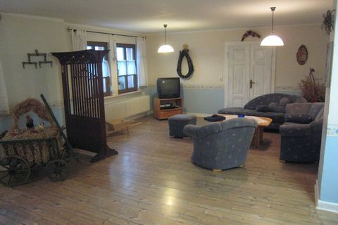 Dieses ruhige Herrenhaus mit 2 Schlafzimmern in Morbach bietet einen ruhigen Rückzugsort für bis zu 5 Gäste, umgeben von üppigen Hügeln und viel Grün. Das Haus ist ideal für Familien oder Gruppen von Freunden und verfügt über eine sonnige Terrasse, e...