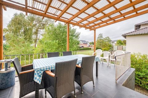 Cette grande villa contemporaine de 6 chambres située à Medebach, en Rhénanie-du-Nord-Westphalie, offre un havre de paix pouvant accueillir jusqu'à 16 personnes. À seulement 300 m du Center Parcs Hochsauerland, vous pourrez profiter d'une piscine int...