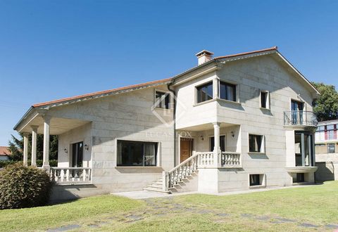 Esta fantástica villa de piedra, muy espaciosa, se ubica en una urbanización residencial en la zona de la ciudad de Pontevedra. La villa fue construida en 2005 por los actuales propietarios, con una superficie construida total de 359 m² y un jardín p...