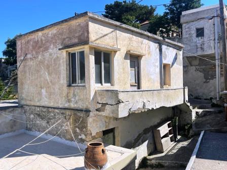 Papagiannades-Sitia Old house of approximately 98.74m2 on a plot of 66.27m2 for renovation. The property is on two levels and consists of 3 rooms on the ground floor and 3 rooms on the first floor. The property enjoys views to the mountains and sea. ...