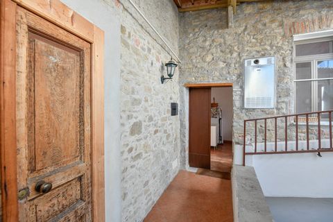 I den karakteristiska gamla staden Ogliastro Cilento erbjuder vi till salu ett typiskt Cilento-hus, renoverat och utrustat med alla bekvämligheter. Lösningen med separat ingång sträcker sig över 2 nivåer: På bottenvåningen leder entrégården till förr...