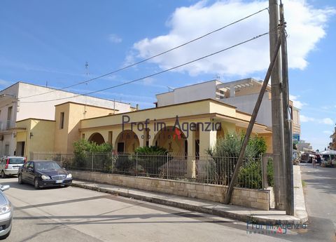 For sale detached house in Oria distributed between the main body of residence and a garage with convenient kitchenette; the property consists of entrance hall, a living room, two bedrooms, living room with dining area, kitchen with fireplace, bathro...
