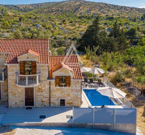 Dračevica is a functioning legacy of bygone eras. This small village on the road between Nerežišća and Milna is surrounded by untouched nature, almond trees, olive groves, and vineyards. The stone Villa in a row has 100 m2 with 180 m2 of land. 2 bedr...