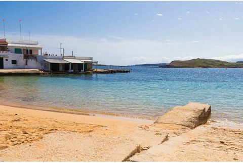 This is a great opportunity to acquire a restaurant on the north coast of Menorca, located in the urbanization of Addaia. The establishment enjoys a privileged position as it is a few meters from the well-known beach of Na Macaret. On the ground floo...