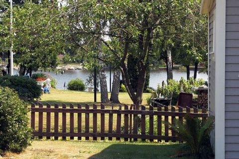 This attractive holiday home is set in Södra kärr, by the seaside, a few kilometres south of Bergskvara. 9 km south of the cottage is Kristianopel (Blekinge). There is a popular restaurant called Sött o Salt and a marina. The house features a comfort...