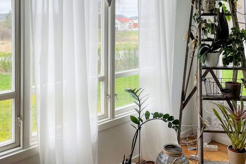 Welcome to Spekeröd 10 km from the town Stenungssund and day trip distance to the coastal islands of Tjörn and Orust. The cabin is equipped with what you need for a comfortable stay, in the small kitchen there is a stove, oven, refrigerator, microwav...