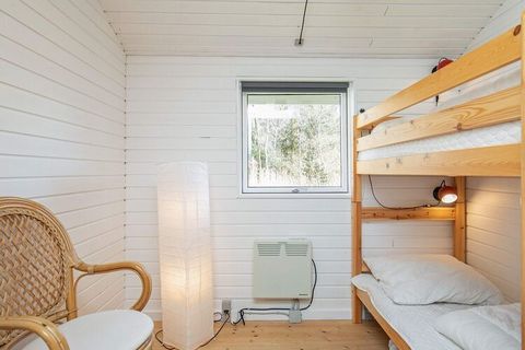 Maison de vacances située dans un cadre pittoresque et calme à Råbjerg / Bunken. Non loin de Råbjerg Mile. La maison est extrêmement bien entretenue et bien meublée avec trois bonnes chambres à coucher, salle de bain avec douche et cuisine/salle fami...