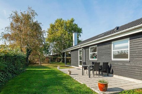 En el pintoresco Enø, en medio del mar de Småland, se encuentra esta casa de campo, que es adecuada para la pequeña familia que desea unas vacaciones tranquilas cerca de la playa y el puerto con muchos restaurantes hermosos. La casa dispone de estufa...