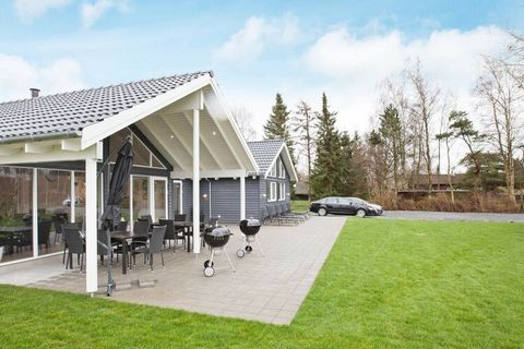 Well-furnished holiday cottage in Højby Lyng with impressive pool room has an 18 m² large swimming pool with slide, counter-current system and a 4-6 seater whirlpool as well as a large sauna. In the large activity room you can play darts or pool or j...